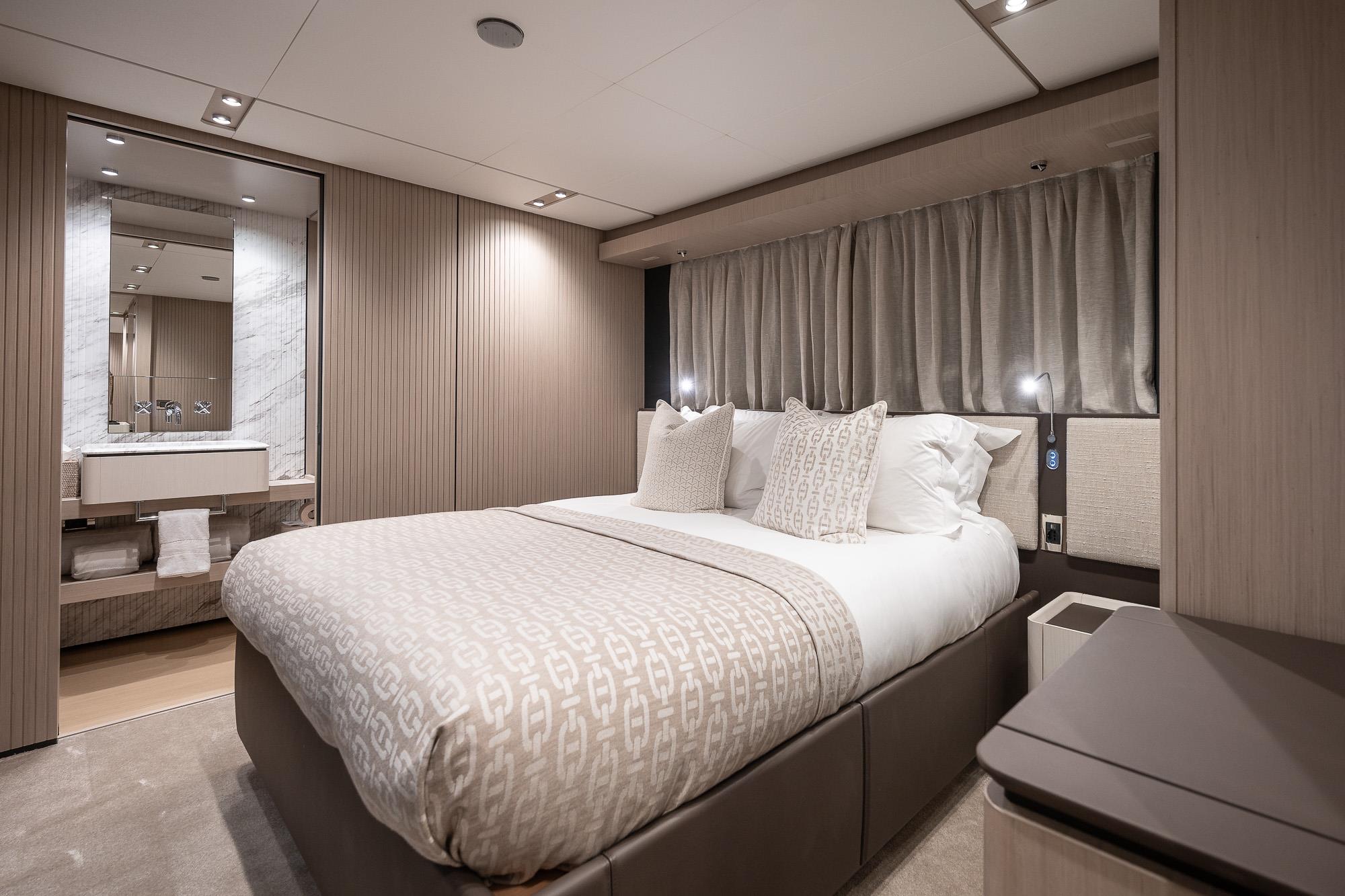 2025 FERRETTI YACHTS 1000 